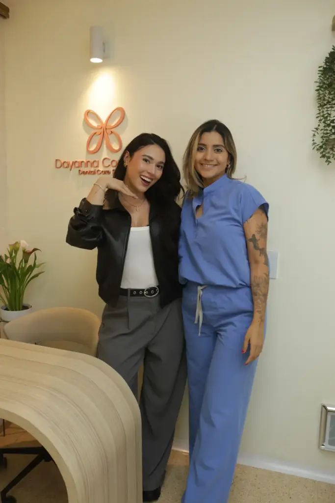 Dayanna Contreras con parte del equipo en la recepción del estudio
